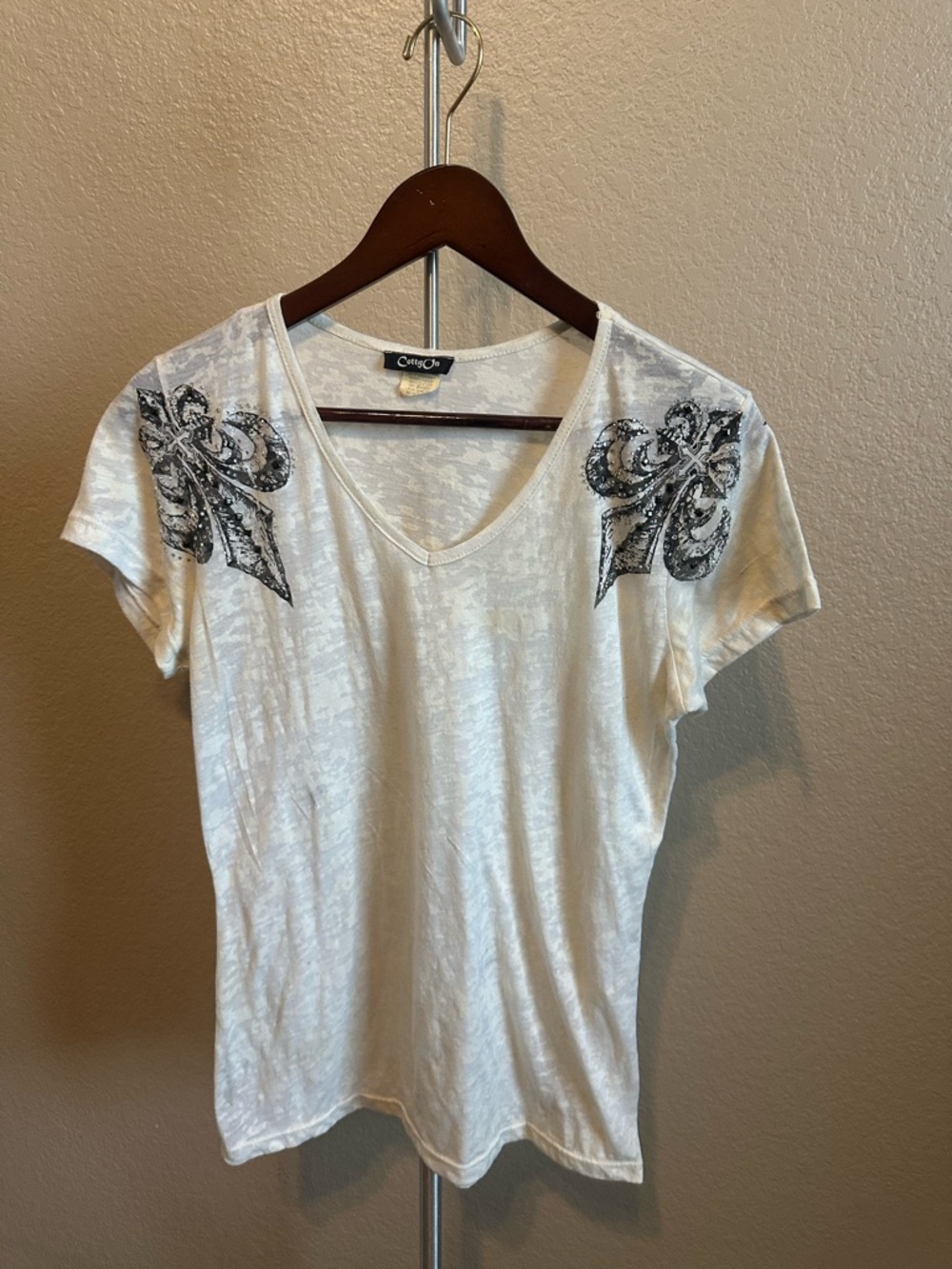 White Short Sleeve V-Neck Tee with Black Shoulder fluer de leis Embellishment